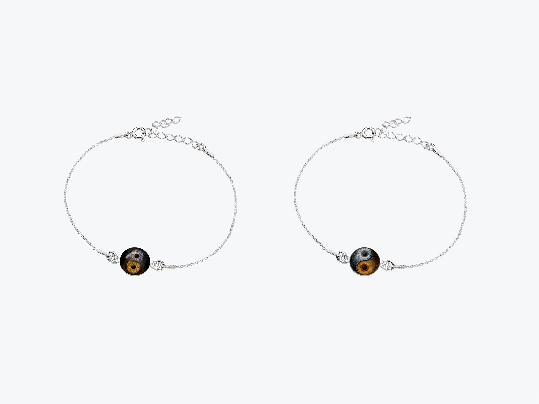 Silberne Armbänder mit zwei verschiedenen Irisfotografien als Motiv