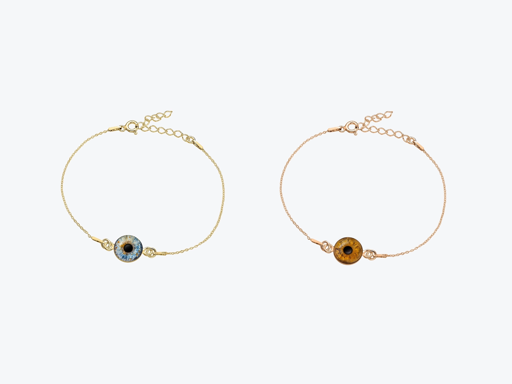 Zwei Armbänder in Gold und Roségold mit Irisfotografien als Motiv