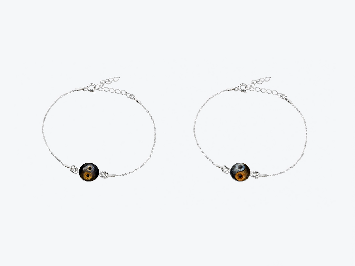 Silberne Armbänder mit zwei verschiedenen Irisfotografien als Motiv